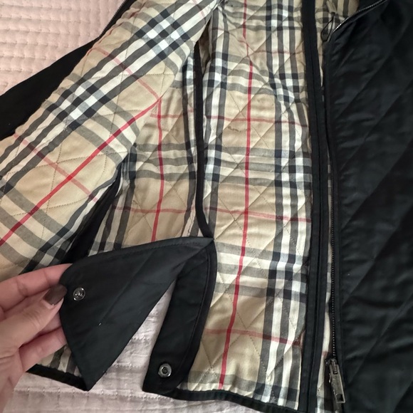 Burberry Black Quilted Jacket with Plaid Interior - Picture 4 of 9